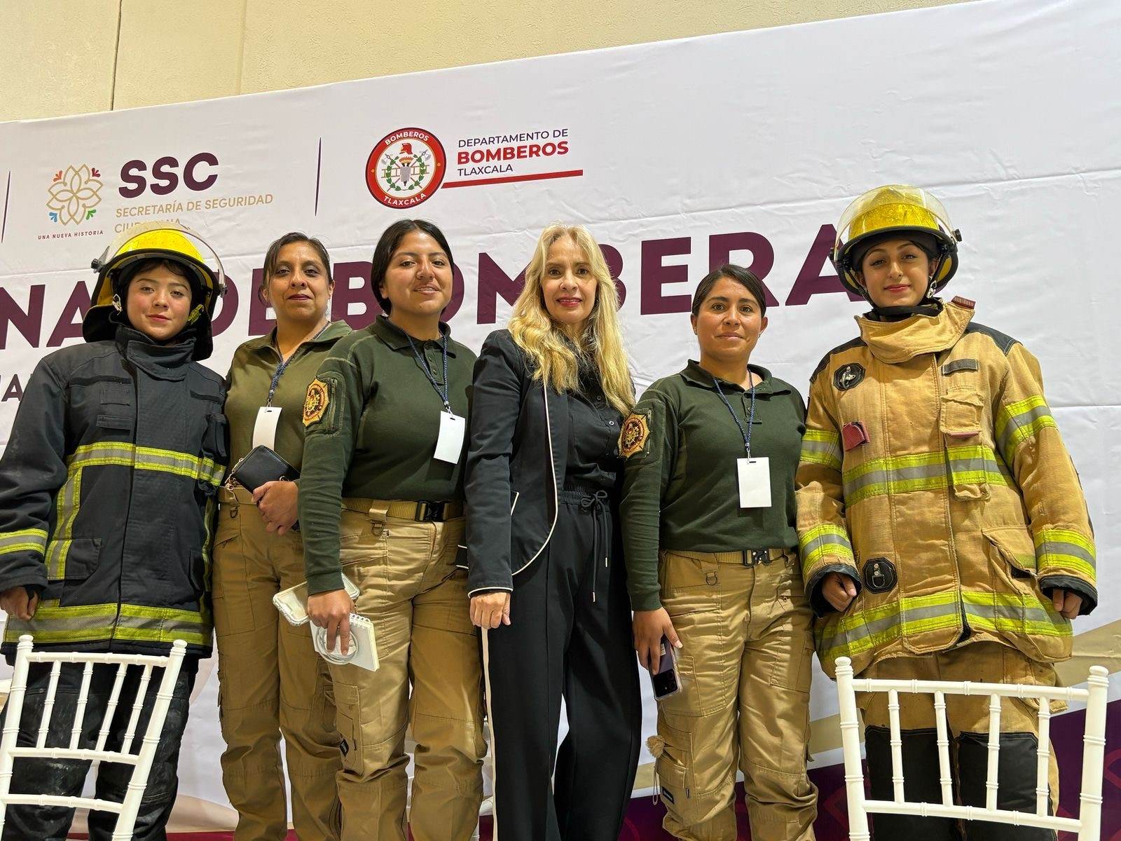 Redimensionamento de mulheres bombeiros 4 do México.jpg