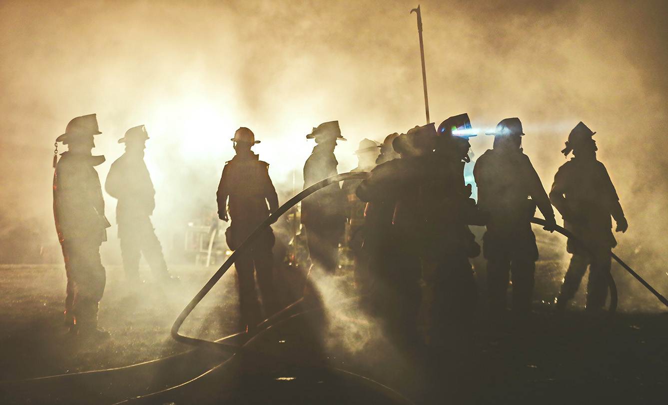 bombeiros na sombra.jpg